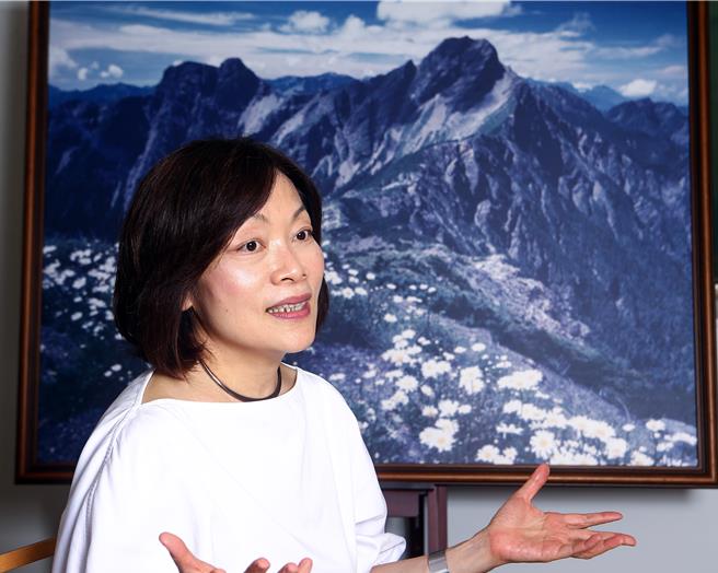 劳动部部长何佩珊30日接受本报专访时针对拨补是否要入法时表示，「我也很希望拨补入法」，但一定会讨论到金额，如果提1000亿又可能会被立委加码至2000亿、3000亿，可能又变成钱坑法案。（邓博仁摄）