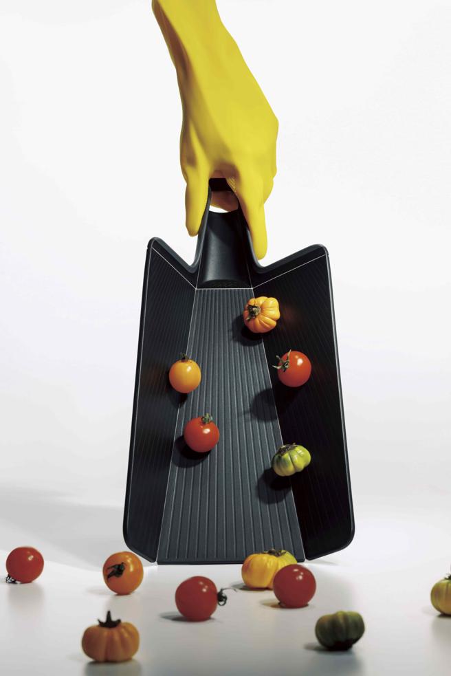 Joseph Joseph的Chop2Pot系列的轻松倒砧板，（黑色）大，特价590元。（恒隆行提供／古明弘台北传真）