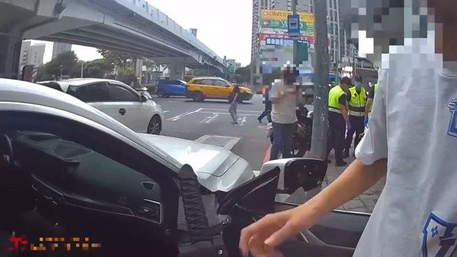 张男从车上拿出观赏刀交给警方。（翻摄画面）