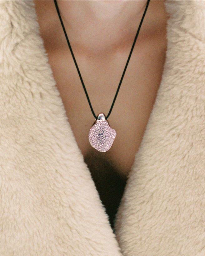 Loewe与林达班格利斯合作的首饰系列作品。（Loewe提供／黄唯淯台北传真）