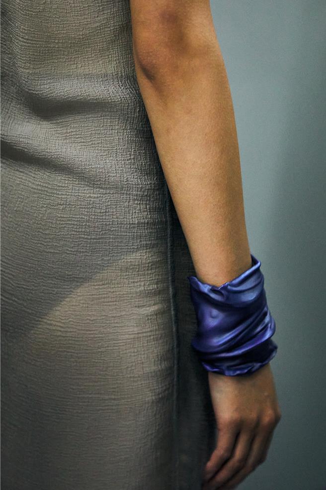 以异材质打造出宛如布料质感的手环，相当有趣。（Loewe提供／黄唯淯台北传真）