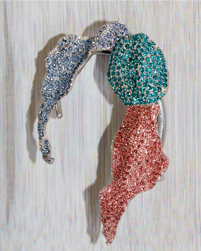 以奢华材质打造，结合艺术品与饰品的双重身份。（Loewe提供／黄唯淯台北传真）