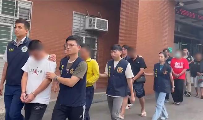 移民署国境事务大队30日发布新闻稿宣布，联手检警破获歷年最大跨国人蛇集团，专案小组除逮捕幕后主嫌及共犯64人并于近日起诉，另有2人未到案遭通缉。图为拘提幕后主嫌到案并解送至桃园地检署。（移民署国境事务大队提供／陈麒全桃园机场传真）