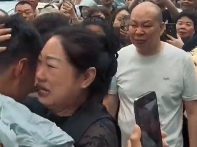 大陆有对厉姓夫妻将小儿子生下后被医生告知「夭折」，不料，33年后竟「死而復生」回到家乡团聚。（图／翻摄自微博）