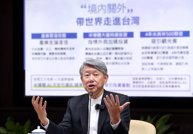 经济部长郭智辉上任后，30日与媒体茶叙畅谈政策，提出「境外关内」、「境内关外」2大概念拚经济，前者是让台厂走向全世界，强调第一步锁定日本与东南亚；后者则是带世界走进台湾，除了持续吸引指标外商加码投资外，也希望4年米其林达500颗星，搭配商圈与市场吸引国际观光客。（黄世麒摄）