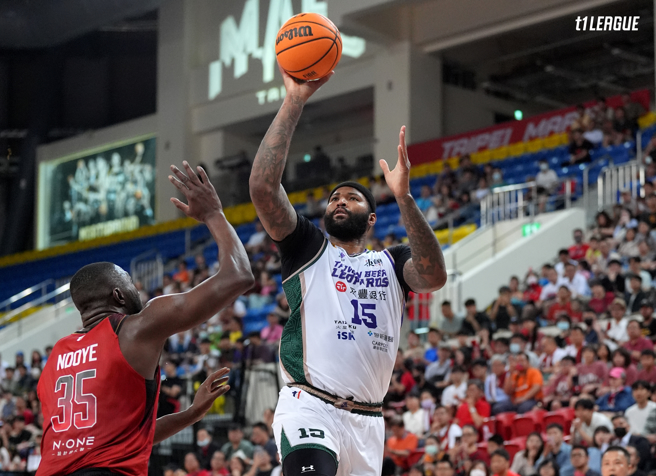 卡森斯30日貢獻20分、15籃板。(T1聯盟提供)