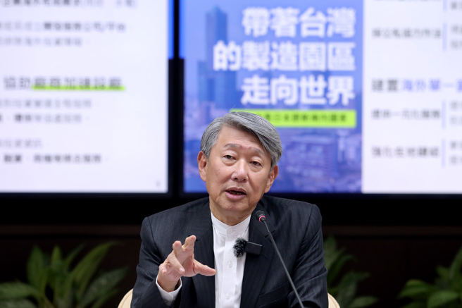 經濟部長郭智輝上任後，30日與媒體茶敘暢談政策，提出「境外關內」、「境內關外」2大概念拚經濟，前者是讓台廠走向全世界，強調第一步鎖定日本與東南亞；後者則是帶世界走進台灣，除了持續吸引指標外商加碼投資外，也希望4年米其林達500顆星，搭配商圈與市場吸引國際觀光客。（黃世麒攝）