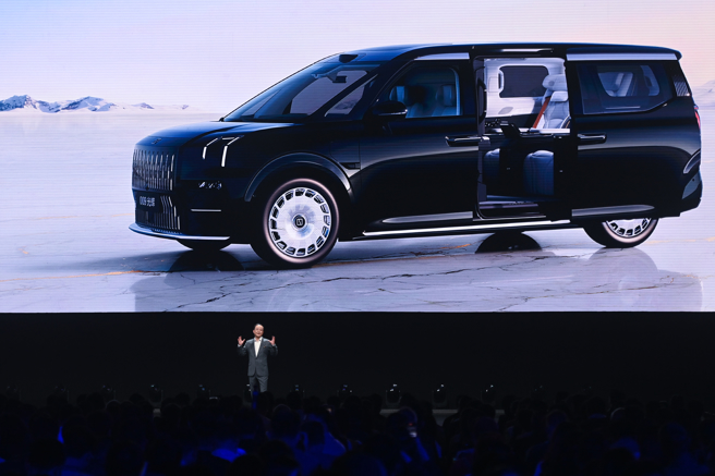 中國吉利汽車首次擠進全球新車銷量前10名，外銷的主要成長動力在電動車部門。圖為吉利發布新車極氪009光輝車型。（圖／新華社）