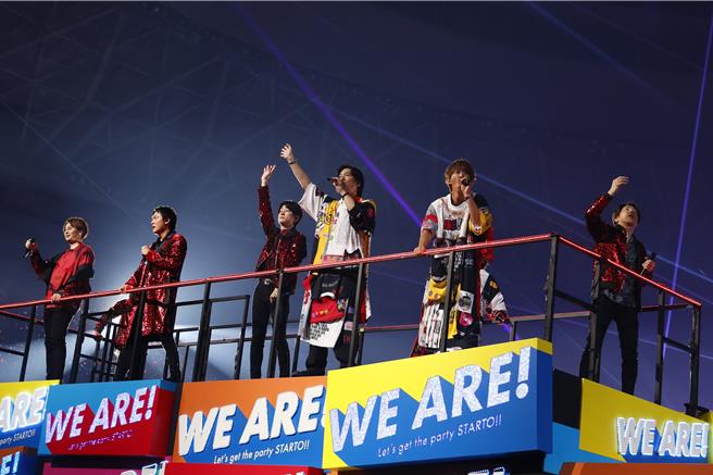 NEWS、SUPER EIGHT坐上花车绕场与粉丝近距离互动。（大鸿艺术、星达拓娱乐提供）