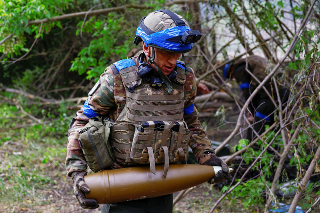 2024年5月21日，乌克兰国民兵第13作战旅一名军人在哈尔科夫地区前线使用D-20 榴弹炮发射 152 毫米炮弹。（路透社）