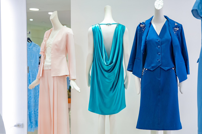 这件纯手工打造的水晶礼服，融合巴洛克风格，以镜面马赛克玻璃创造出立体弧度，结合创意与建筑结构的独特风格，是黄淑琦 2012年大秀的作品。(戴志扬翻摄)