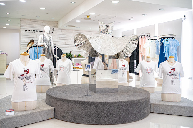 在考量日趋炎热的天候情况下，本季套装多以三醋酸为重点材质，不闷热不易皱。(戴志扬翻摄)