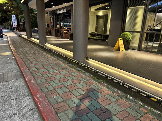 許男疑因躲避警方，不慎墜樓，被送往醫院搶救。（新店警分局提供）