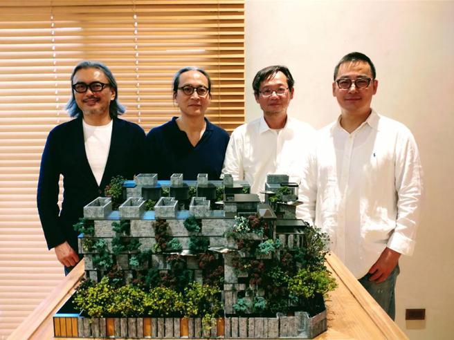 大境建设董事长张明兴（右一）集结林渊源建筑师（左一）、尤俊雄环境规划师（右二）与艺术家陈煜权，歷经三年时间，打造「大境云深」顶级豪墅社区。图／曾丽芳