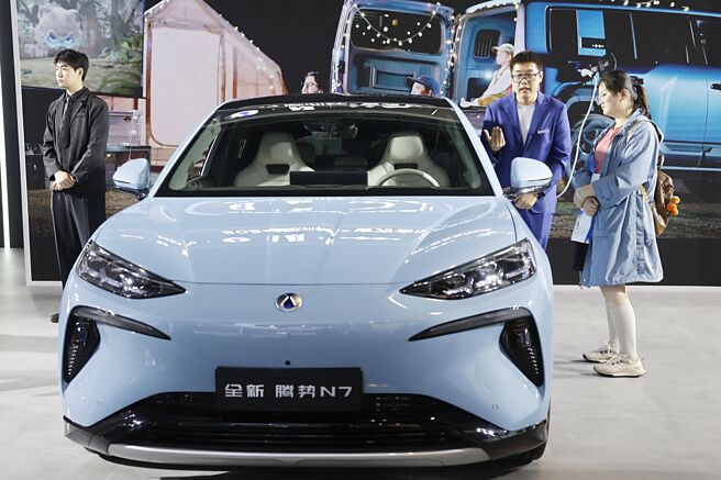 大陆推动节能降碳，官方发文订定措施目标，逐步取消新能源车购买限制 。图／中新社