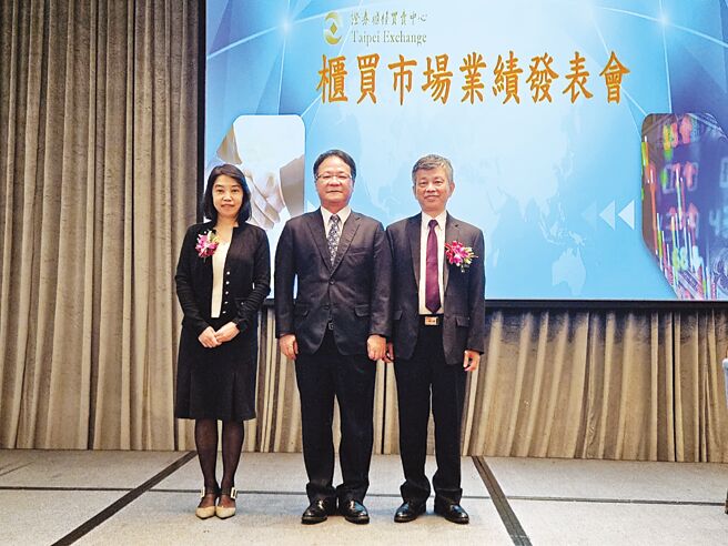 柜买中心主任秘书涂月宪（中）、精测总经理黄水可（右）及财务协理许忆萍（左）于21日柜买市场业绩发表会合影。图／柜买中心提供
