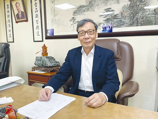 ESG减碳大商机！泰锋染化公司董事长邱灯松，以生质燃料油及水生植物之固碳方法，迈向净零转型、携手同行，打造永续竞争力。图／李水莲