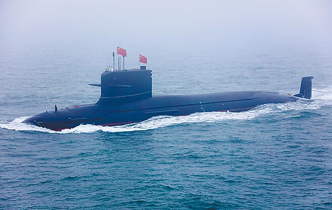 一艘疑似大陆最新型的第三代弹道飞弹094型核潜艇（北约代号:晋级），清晨出现在金厦水道，突然浮出水面后全程以浮航方式往北，不少渔民均全程目击。图为中共核潜艇。（示意图，中新社）