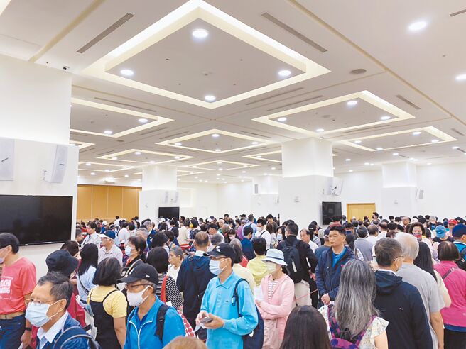 长荣航今年股东会纪念品送「陶瓷保温杯垫礼盒组」，29日股东会还没开始，就涌入大批股民领取纪念品。（股东提供／黄琮渊台北传真）