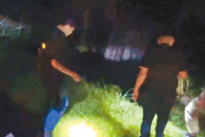 一名泰籍男子27日死在住所，同鄉女友與雇主林姓男子竟將移工棄屍，警方前往現場尋獲遺體。（民眾提供／李忠一宜蘭傳真）