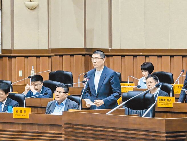 基隆市長謝國樑（前右）29日赴議會接受施政總質詢，議員曾怡芳指出，接獲陳情有國小學童遭老師要求罰寫1000遍，質疑罰寫對教育毫無幫助。（張志康攝）