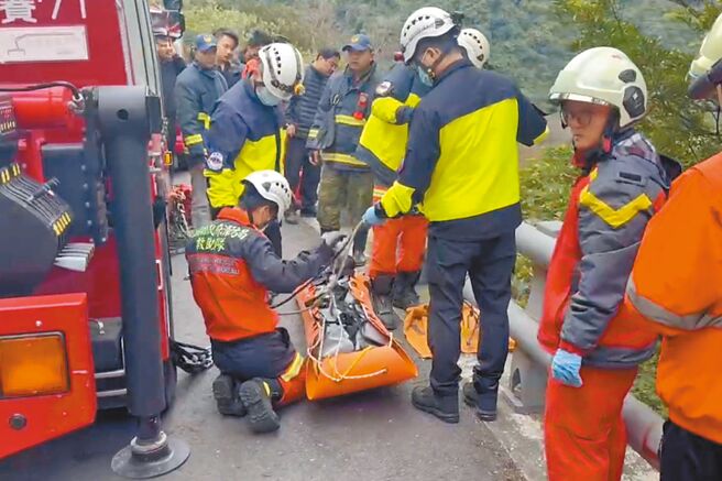 花莲县简姓男子遭林姓男子等人凌虐死亡后弃尸，简男被丢弃在苏花公路一处下边坡，警消接获民眾通报到场把遗体拉起。（民眾提供／李忠一宜兰传真）