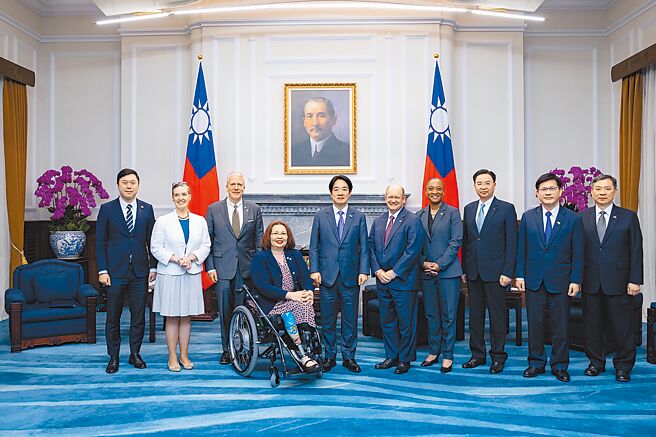 赖清德总统（中）29日在府内接见美国联邦参议员达克沃丝（左四）（Tammy Duckworth）所率跨党派参议员访问团。（总统府提供）