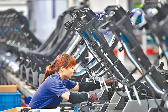 瑞银中国股票策略研究主管王宗豪解释，虽然中国仍存在一些压力，但今年的生产者物价指数（PPI）比去年略好一些。图为大陆工人在工厂内作业。（中新社）