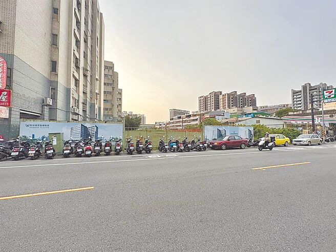 桃園市八德區長榮醫院2022年風光開工動土，如今工地卻一片寂靜，地方無奈空歡喜。（蔡依珍攝）