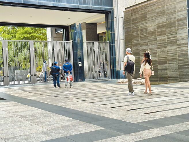 新竹市慈雲路晴空匯大樓26日發生火警，在消防人員陪同下，受災住戶陸續進入社區返家取物。（王惠慧攝）