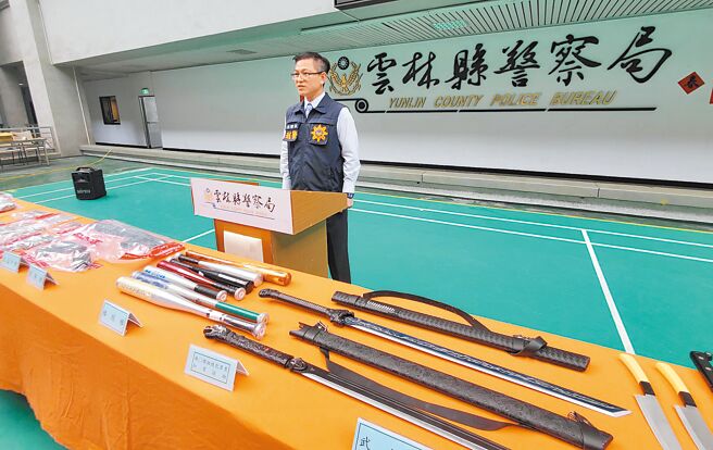 雲林縣警局刑大隊長楊承璋29日說明警方瓦解竹聯幫明仁會雲林分會過程，前方是查獲的作案工具。（周麗蘭攝）
