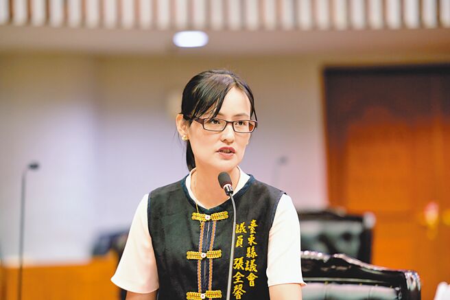 國民黨籍台東縣議員張全馨嵐29日在台東縣議會質詢關心特教學生權益問題。（蔡旻妤攝）