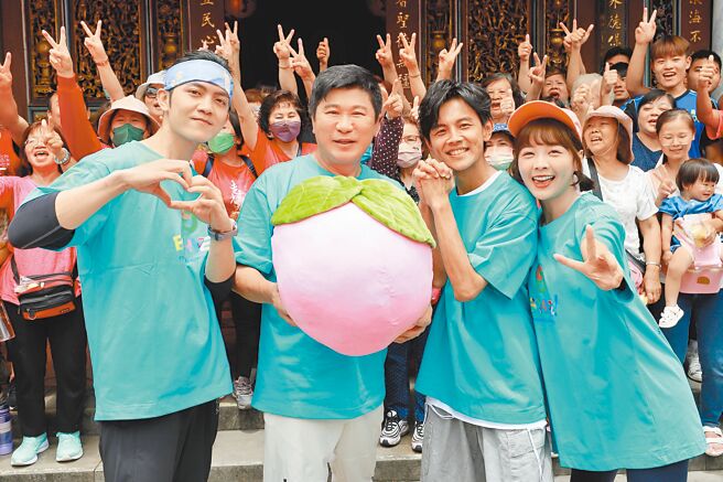 胡瓜(左二）29日接受郭忠祐（左起）、阿翔、籃籃的生日驚喜祝福。（民視提供）