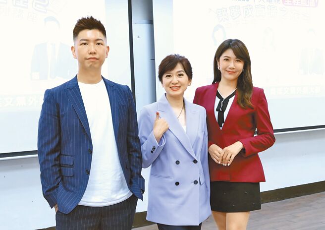 中天主播賴正鎧（左起）、周玉琴、鄭亦真一同現身高雄文藻外語大學，分享職涯過程。（中天新聞提供）