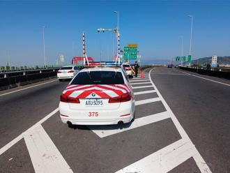 不要命！骑士闯国道停槽化线「吸菸喝水」   国道警怒：办到底