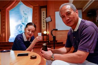 69歲「花系列」資深男星消失多年頭髮全白 隔33年同框王淑娟