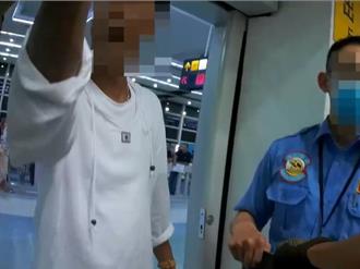 韓籍醉客入境忘提行李   硬闖管制區遭警壓制    眾人拍手「帥氣」