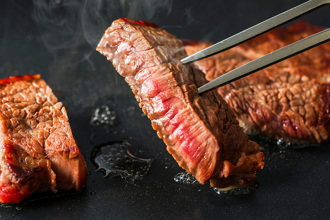 吃牛排突「嘴角流汁」 男賓客詭死婚宴 現場全嚇壞