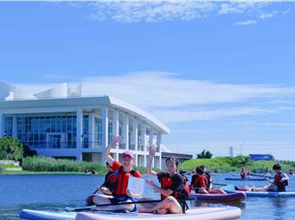 彰化中山國小學童航向下個階段 乘SUP領取畢業證書