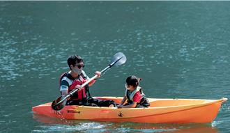愛河端午龍舟前哨戰 啦啦隊女神安芝儇首度挑戰立式划槳