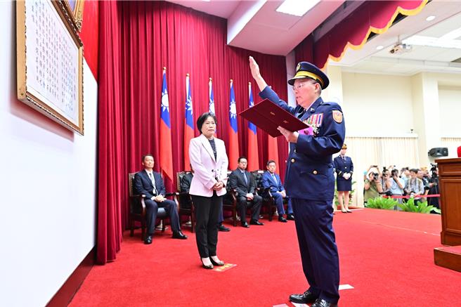 台北市警察局长的人事案掀波，警政署长张荣兴强调，未来贯彻警察人事一条鞭。图为张荣兴23日宣誓就职。（警政署提供）