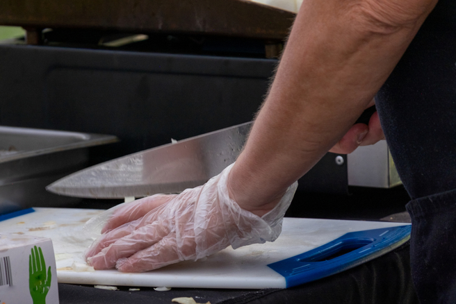  小吃店阿姨带手套拿食物又找钱，网吐槽超没卫生。（示意图：shutterstock／达志）