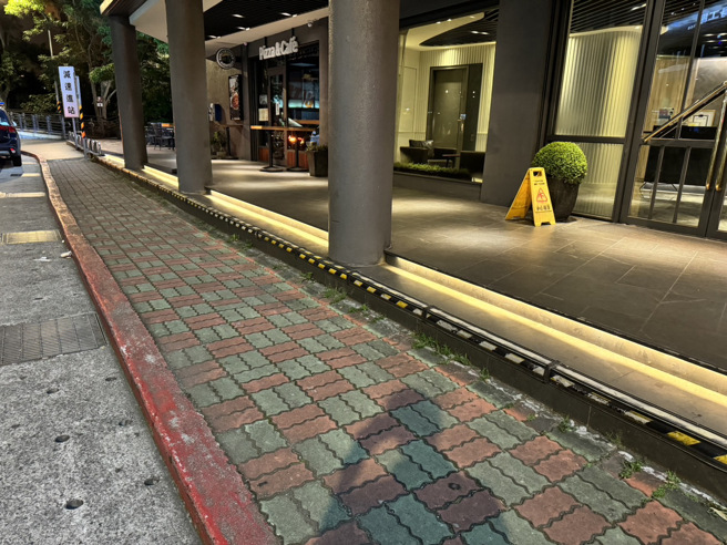 34岁许姓通缉犯昨天见警方登门查缉，竟开窗从5楼房间坠楼惨死。（图 / 刘咏韵翻摄）