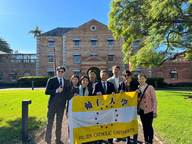 輔大日前前往澳洲與4所知名大學簽訂雙聯學制，校長藍易振（圖中）學術國際化的思維獲得各校一致認可，圖為西雪梨大學場景。（輔大提供）