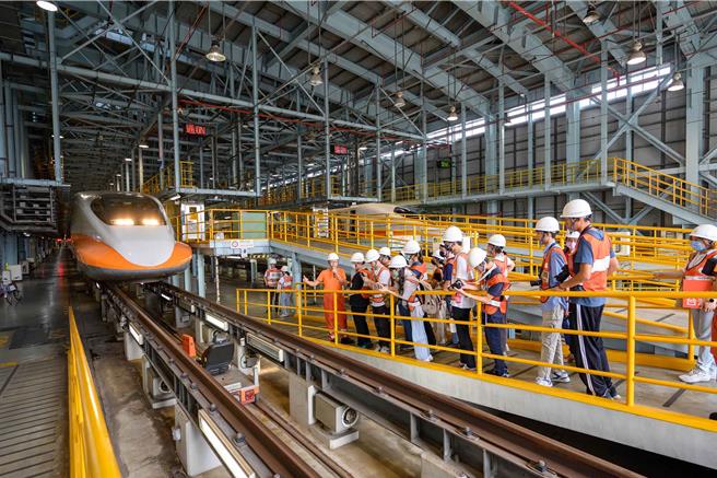 高铁营队学员们参访平时难得一见的高铁维修基地。（高铁提供）