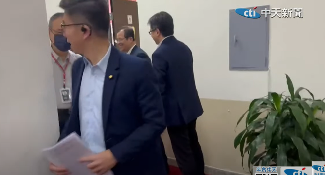 立法院長韓國瑜遇到立委鍾佳濱。（取自中天新聞）