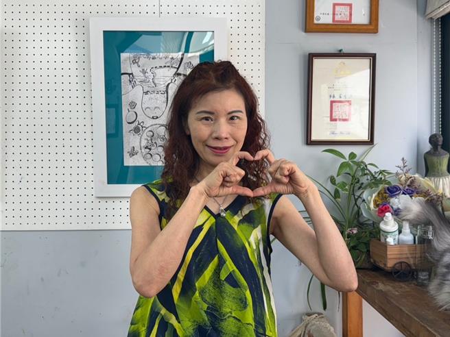 台中市大业艺能馆艺术总监黄譓丞从小对艺术领域深感兴趣，但未受家庭支持，过程艰辛，如今将过去经歷转为动力，投身美术教育。（潘虹恩摄）