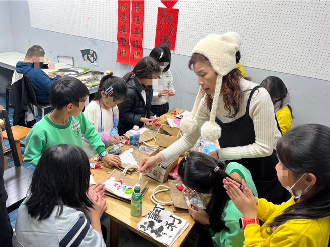 台中市大业艺能馆艺术总监黄譓丞投身偏乡美术教育20多年，也跨足特殊教育领域，为偏乡与特殊孩子带来美术的乐趣与启发。（黄譓丞提供／潘虹恩台中传真）