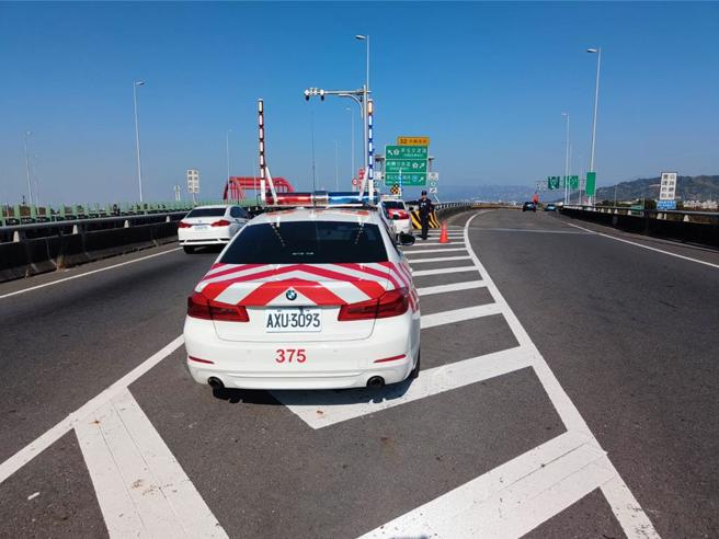 一名骑士闯国道停槽化线「吸菸喝水」，国道警怒：办到底。(示意图/中时资料库)