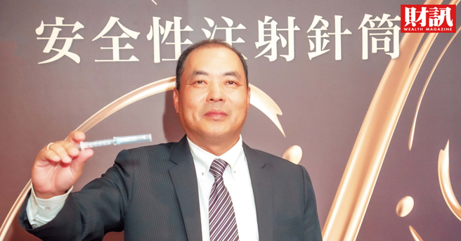 耀胜董事长苏浩熙运用自动化技术，降低安全针注射筒成本，竞争力超过中国厂商。（图／陈俊松摄）